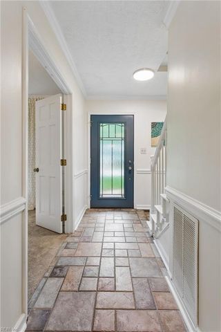 8 Graham DR, Newport News, VA 23606