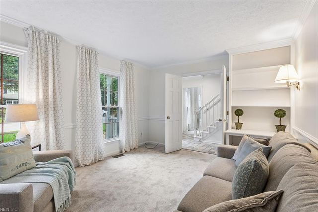 8 Graham DR, Newport News, VA 23606