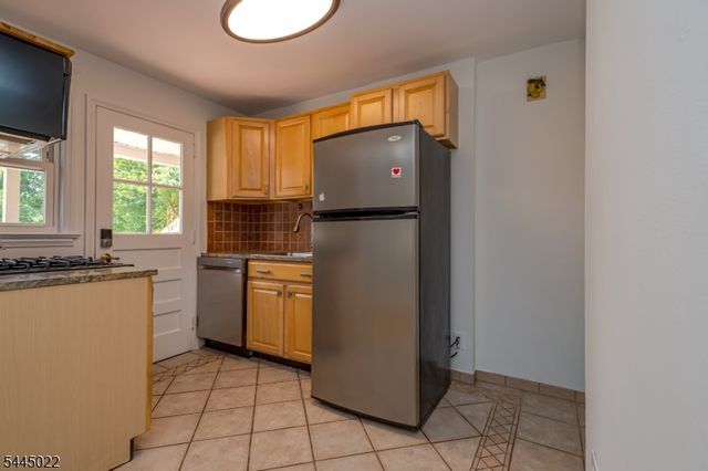 39 Amboy Ave, Metuchen Boro, NJ 08840