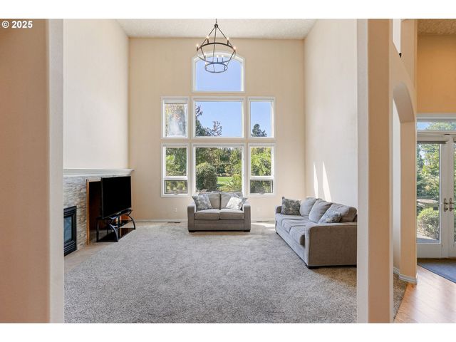 2815 HAZELNUT Dr, Woodburn, OR 97071