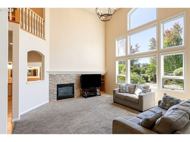 2815 HAZELNUT Dr, Woodburn, OR 97071