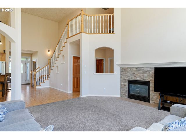 2815 HAZELNUT Dr, Woodburn, OR 97071