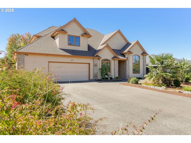 2815 HAZELNUT Dr, Woodburn, OR 97071