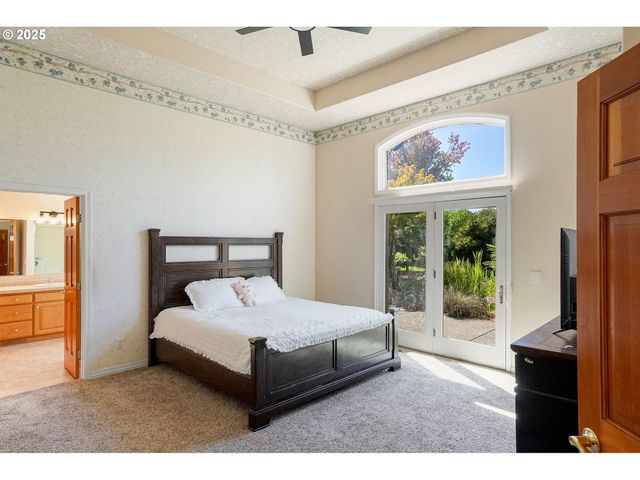 2815 HAZELNUT Dr, Woodburn, OR 97071