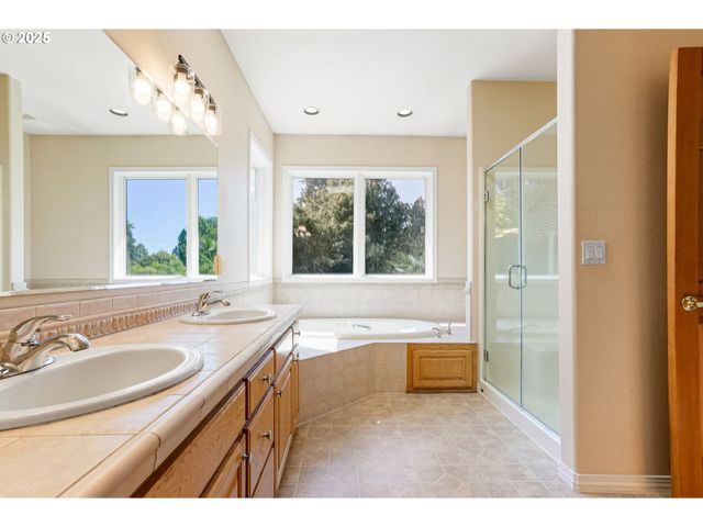 2815 HAZELNUT Dr, Woodburn, OR 97071