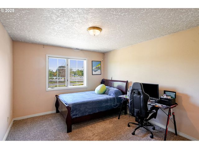 2815 HAZELNUT Dr, Woodburn, OR 97071