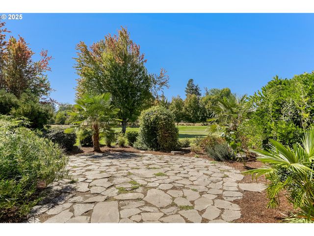 2815 HAZELNUT Dr, Woodburn, OR 97071