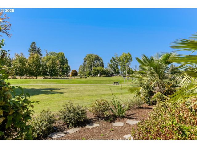 2815 HAZELNUT Dr, Woodburn, OR 97071