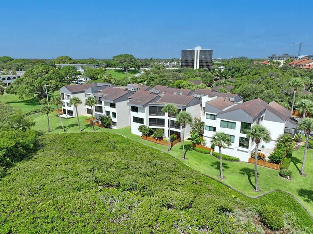 1660 Twelve Oaks Way 101 & 50 Ft. Dock & 30k L, North Palm Beach, FL 33408