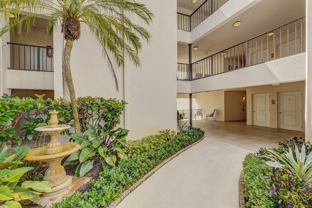 1660 Twelve Oaks Way 101 & 50 Ft. Dock & 30k L, North Palm Beach, FL 33408