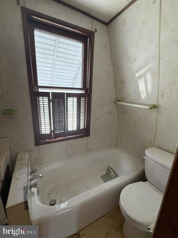 22 W ROLAND RD, Brookhaven, PA 19015