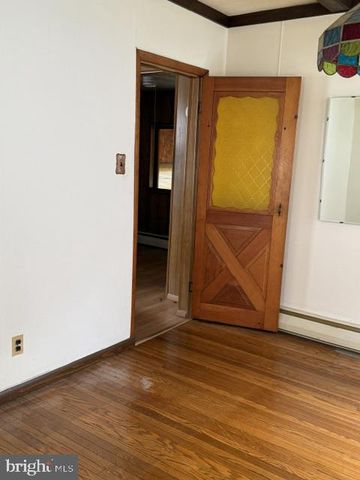 22 W ROLAND RD, Brookhaven, PA 19015