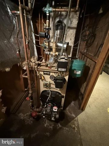 22 W ROLAND RD, Brookhaven, PA 19015