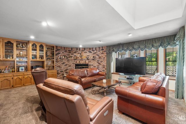 7705 Calle Cerca, Bakersfield, CA 93309