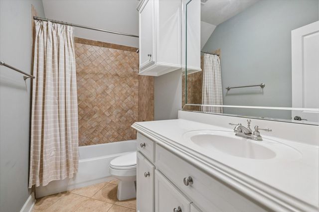 2426 Nantucket Drive B, Houston, TX 77057