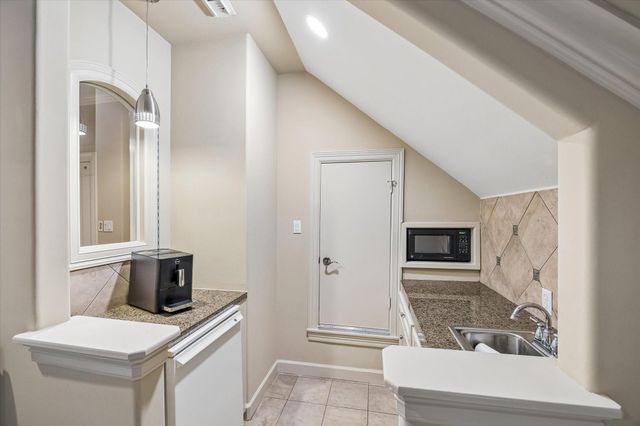 2426 Nantucket Drive B, Houston, TX 77057