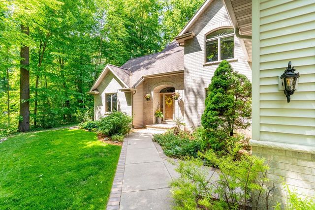 1825 PINE TREE COURT, Luxemburg, WI 54217