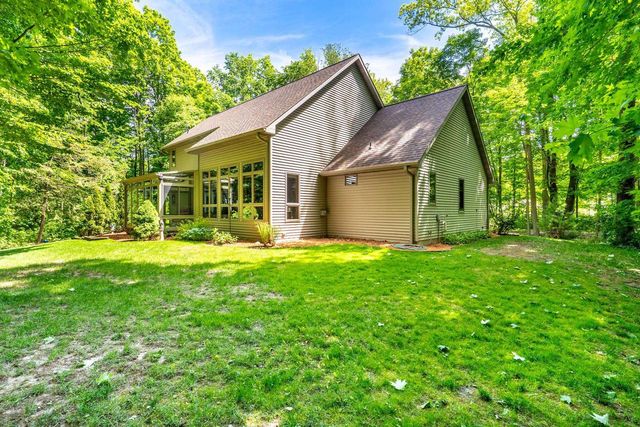 1825 PINE TREE COURT, Luxemburg, WI 54217