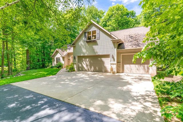 1825 PINE TREE COURT, Luxemburg, WI 54217