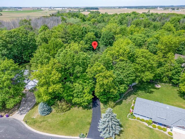1825 PINE TREE COURT, Luxemburg, WI 54217