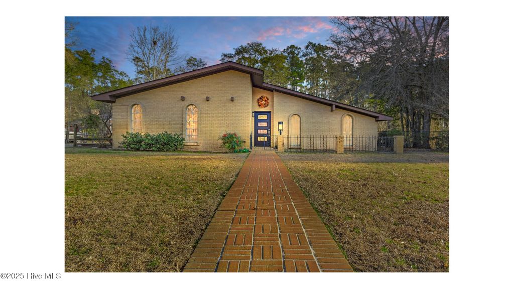 226 Pinewood Drive, Arapahoe, NC 28510