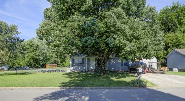 319 Lafayette Point Cir, Clarksville, TN 37042