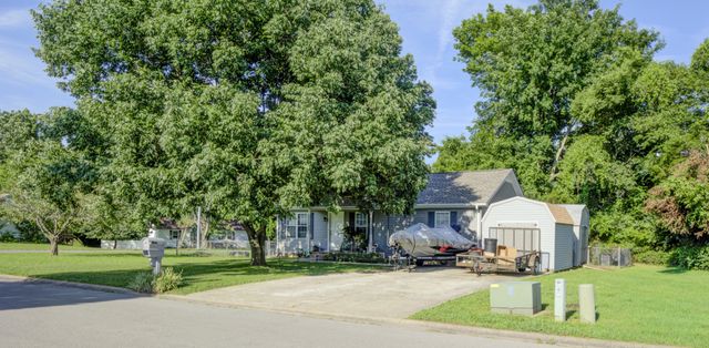 319 Lafayette Point Cir, Clarksville, TN 37042