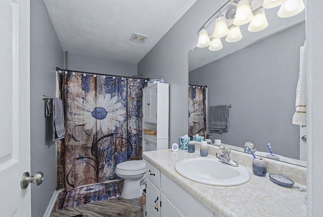319 Lafayette Point Cir, Clarksville, TN 37042