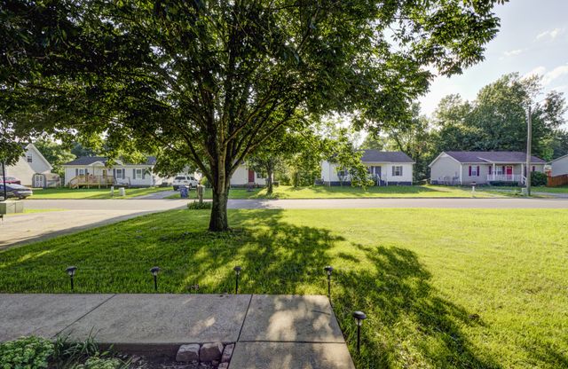 319 Lafayette Point Cir, Clarksville, TN 37042