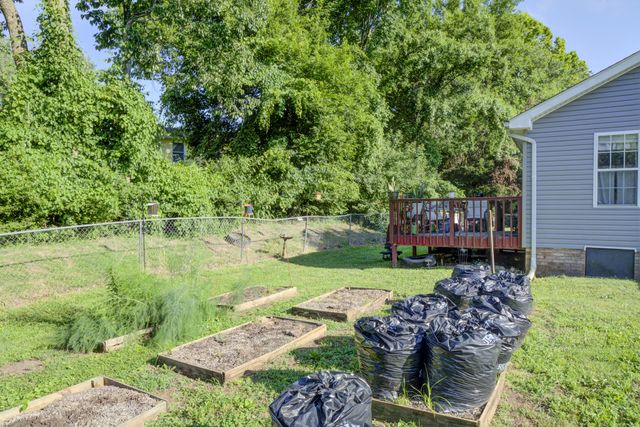 319 Lafayette Point Cir, Clarksville, TN 37042