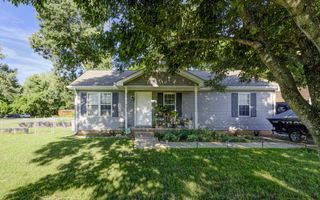 319 Lafayette Point Cir, Clarksville, TN 37042
