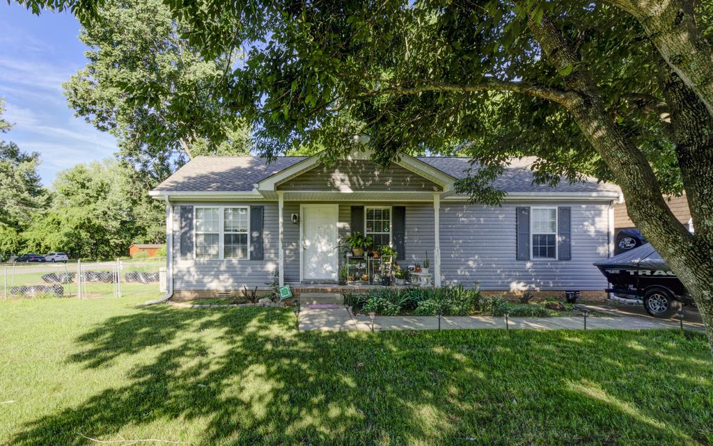319 Lafayette Point Cir, Clarksville, TN 37042