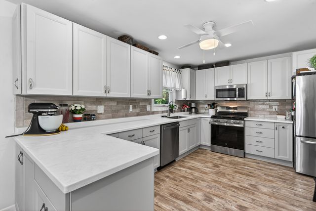 218 Wellington Drive, Crystal Lake, IL 60014