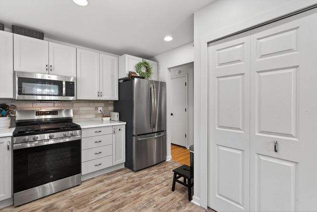 218 Wellington Drive, Crystal Lake, IL 60014