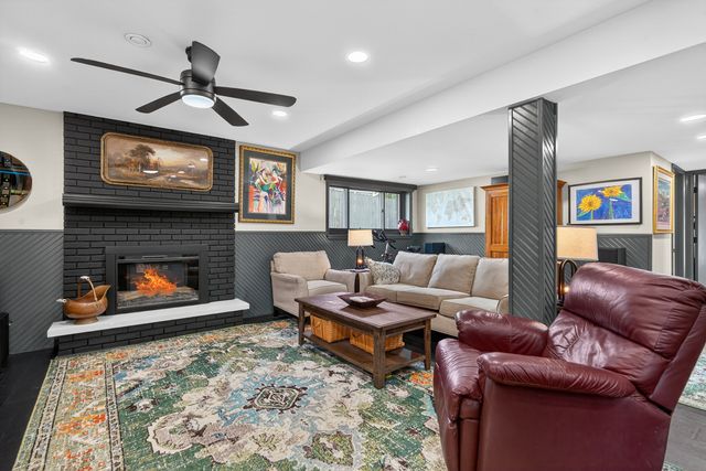 218 Wellington Drive, Crystal Lake, IL 60014