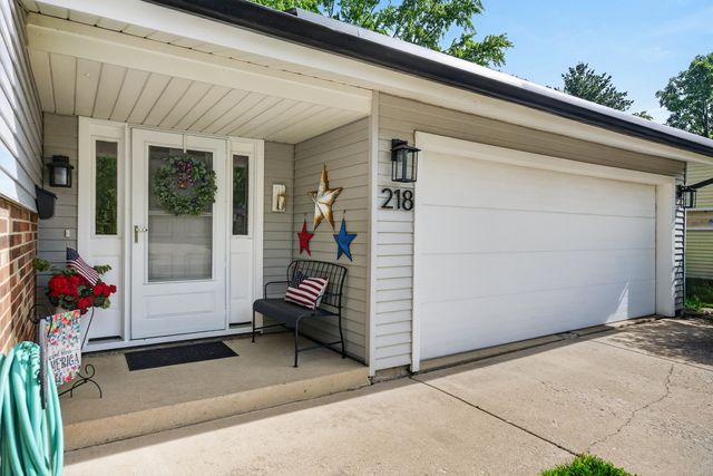 218 Wellington Drive, Crystal Lake, IL 60014