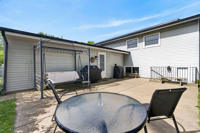 218 Wellington Drive, Crystal Lake, IL 60014