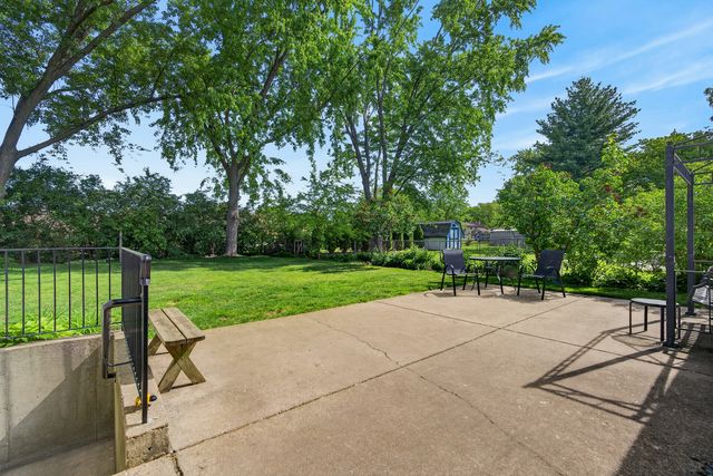 218 Wellington Drive, Crystal Lake, IL 60014