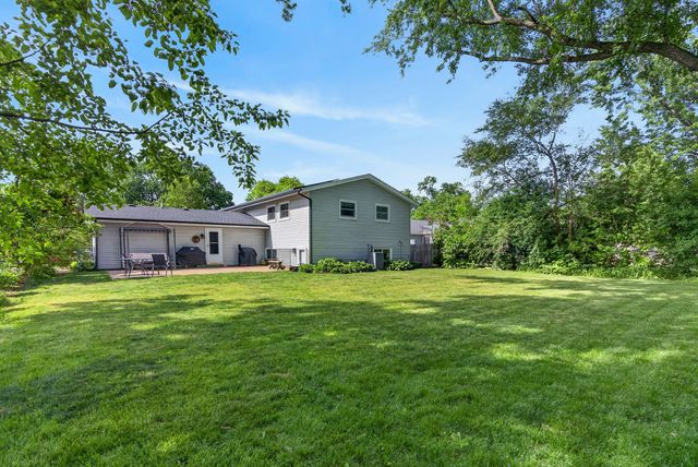 218 Wellington Drive, Crystal Lake, IL 60014
