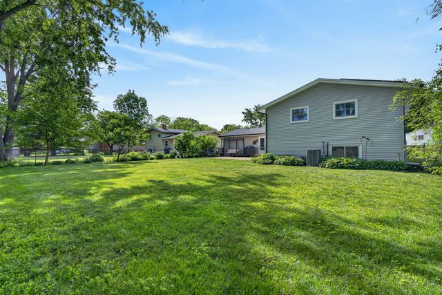218 Wellington Drive, Crystal Lake, IL 60014