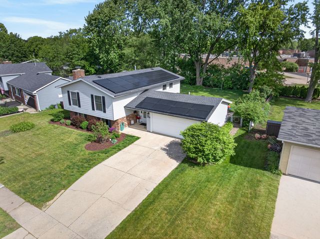 218 Wellington Drive, Crystal Lake, IL 60014