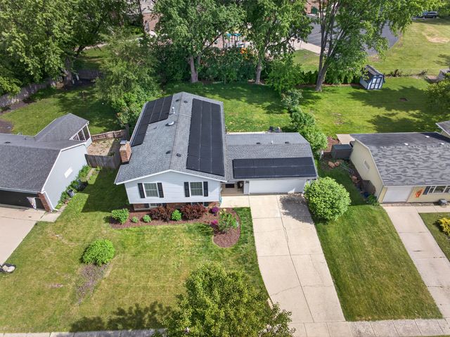 218 Wellington Drive, Crystal Lake, IL 60014
