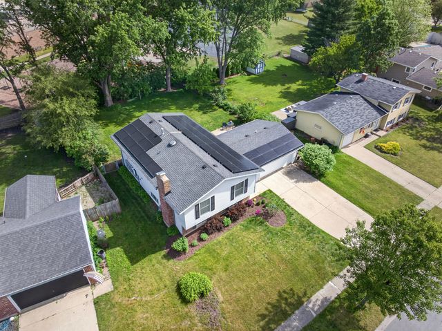 218 Wellington Drive, Crystal Lake, IL 60014