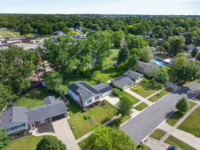 218 Wellington Drive, Crystal Lake, IL 60014