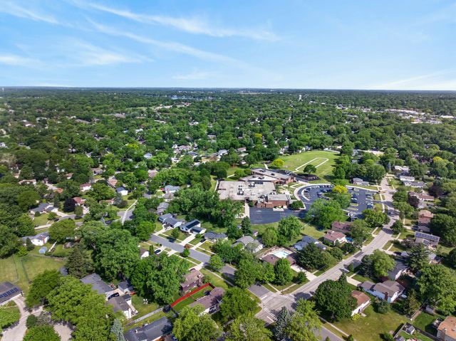 218 Wellington Drive, Crystal Lake, IL 60014