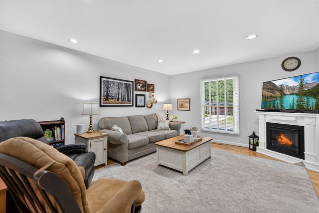 218 Wellington Drive, Crystal Lake, IL 60014