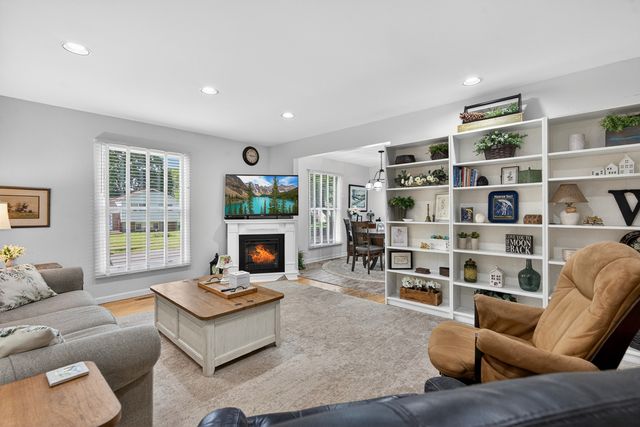 218 Wellington Drive, Crystal Lake, IL 60014