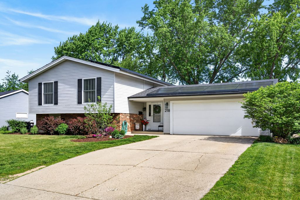 218 Wellington Drive, Crystal Lake, IL 60014
