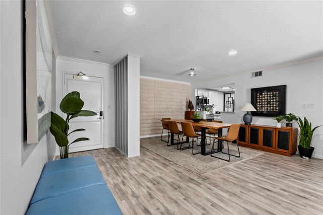 604 S Ripple Creek Drive 604, Houston, TX 77057