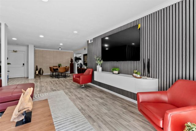 604 S Ripple Creek Drive 604, Houston, TX 77057